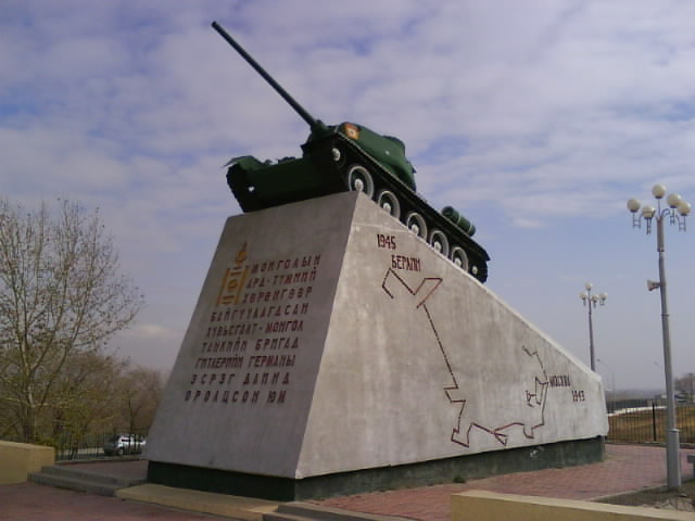 Azja Wewnetrzna Środkowa część wsch... - Mongolian_Tank_-_monument_to_the_Soviet_Revolutionary_Mongolia_tank_brigade.jpg